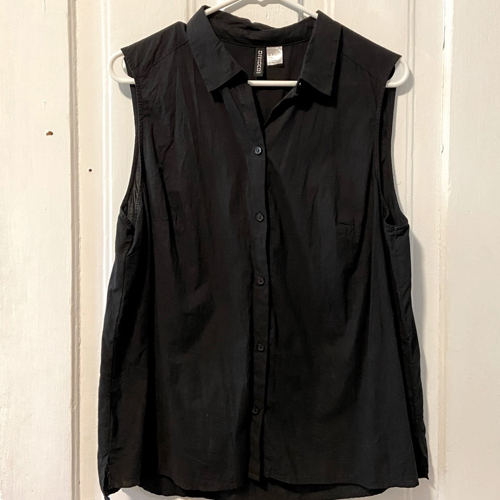 NWOT Sleeveless Button-up